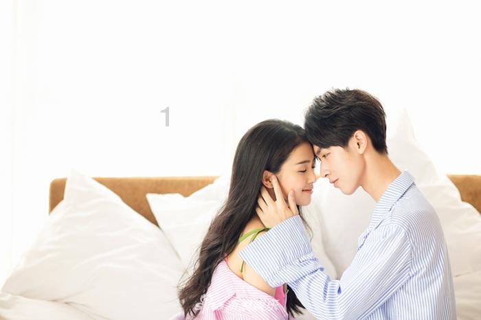 他25岁成名，一见钟情妻子，一生0绯闻，38年后女儿成为骄傲